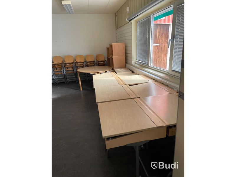 32st Skolbänkar, 32 stolar och div möbler