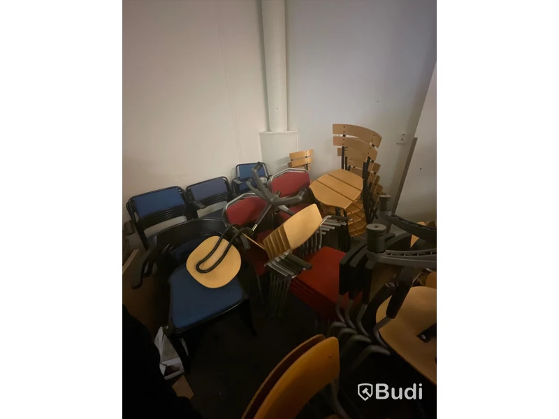 Div stapelbara stolar