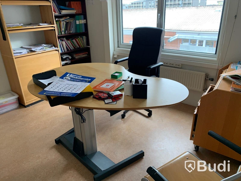 2st Elektriskt höj och sänkbara skrivbord, 5st kontorsstolar, 3 skrivbord