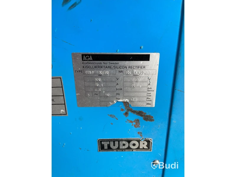 Truck ink laddare samt extra långa gafflar och lyftdon