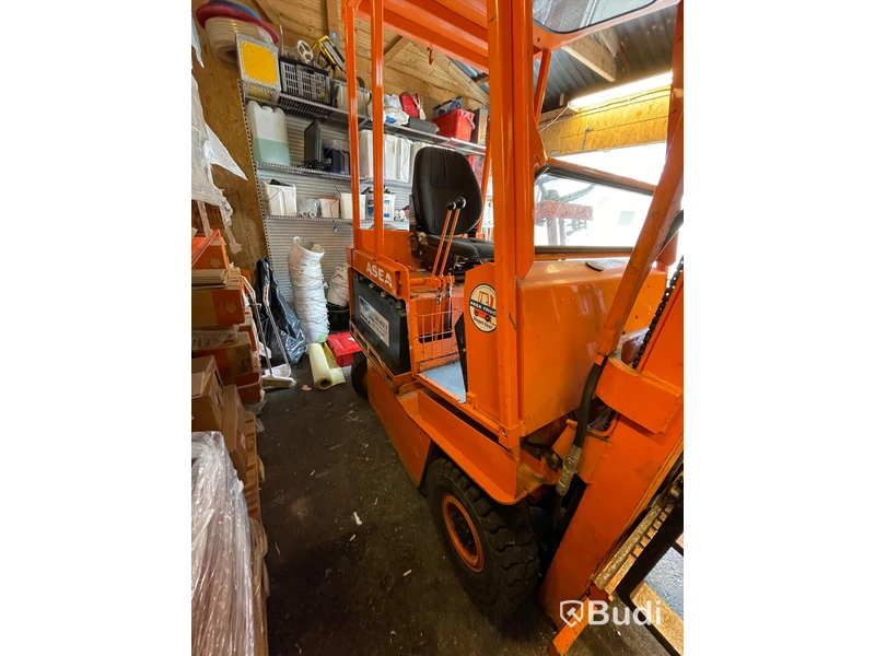 Truck ink laddare samt extra långa gafflar och lyftdon