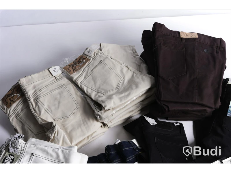 Jeans i parti (ca 40 par)- Cheap Monday, Wrangler m.m. Olika storlekar.