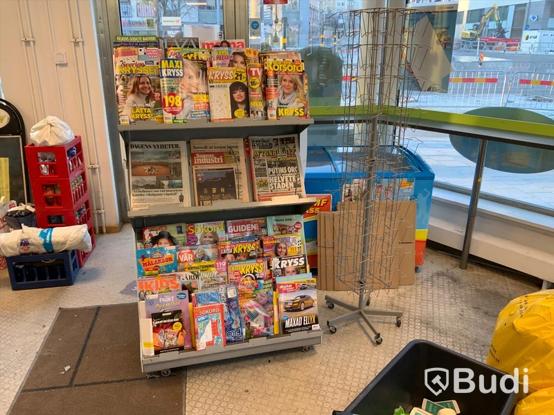 Tidningsställ. Obs! Tidningar ingår ej.