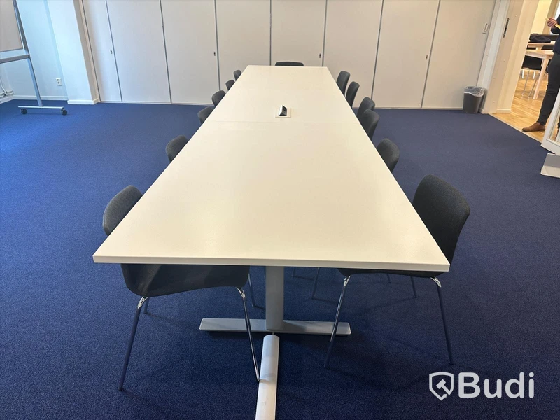 Konferensbord i 3 sektioner samt 13 st stapelbara stolar. Bordets mått: 100x480 cm.