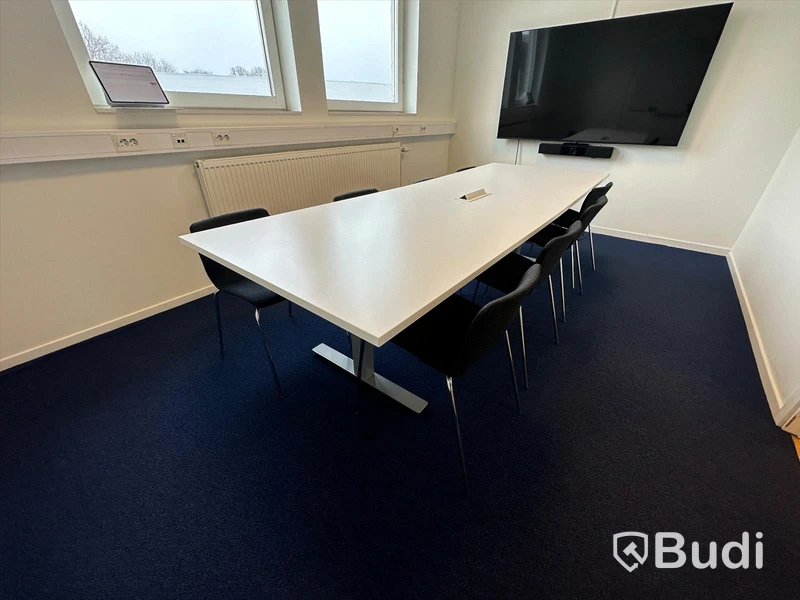 Konferensbord i 2 sektioner samt 8 st grå stapelbara stolar. Bordet är 280x100 cm.