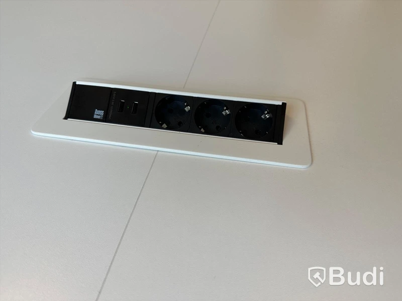 Konferensbord i 2 sektioner samt 8 st grå stapelbara stolar. Bordet är 280x100 cm.