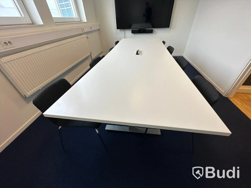 Konferensbord i 2 sektioner samt 8 st grå stapelbara stolar. Bordet är 280x100 cm.