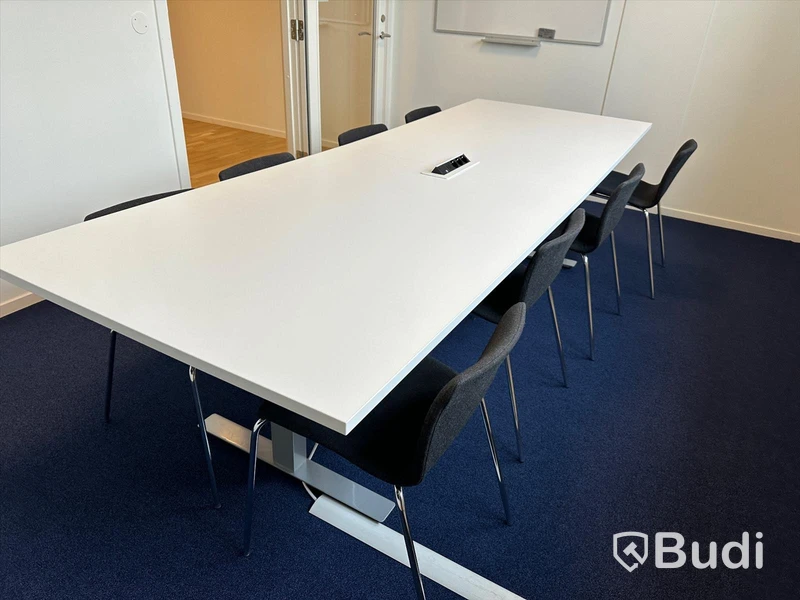 Konferensbord i 2 sektioner samt 8 st grå stapelbara stolar. Bordet är 280x100 cm.