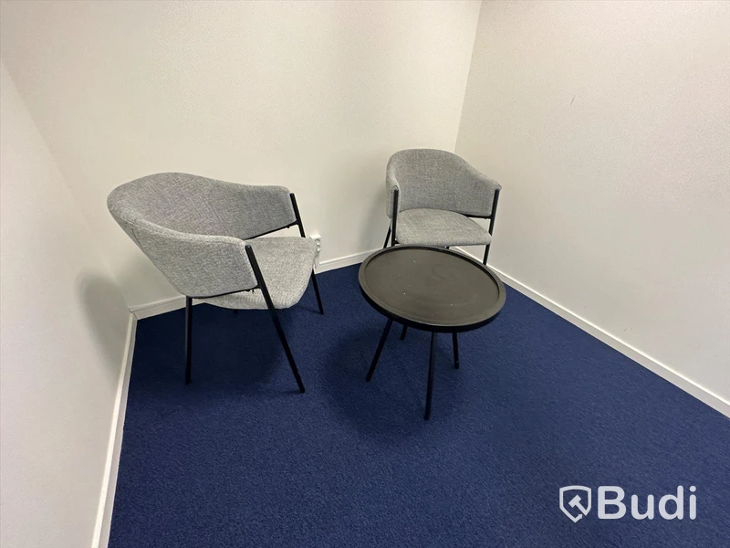 2 st fåtöljer samt runt bord
