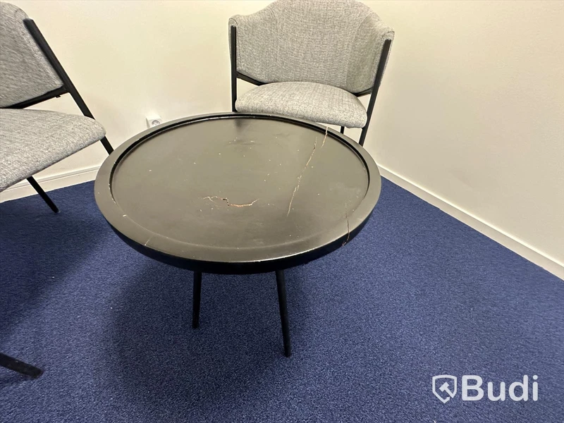 2 st fåtöljer samt runt bord