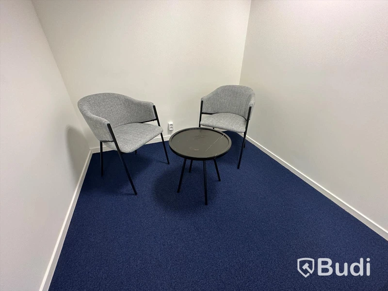 2 st fåtöljer samt runt bord