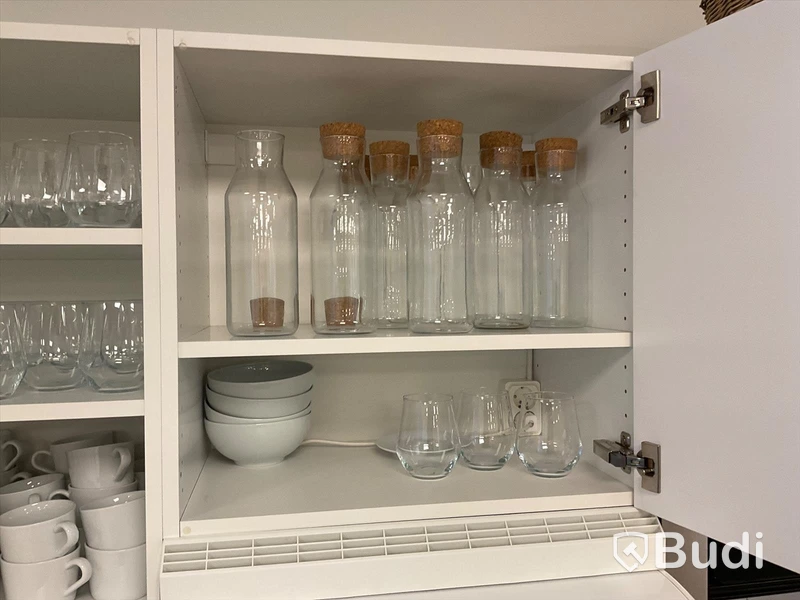 Div köksutensilier, porslin, glas och bestick ifrån IKEA.
