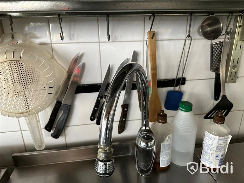 Div. köksredskap, plastlådor och kastruller