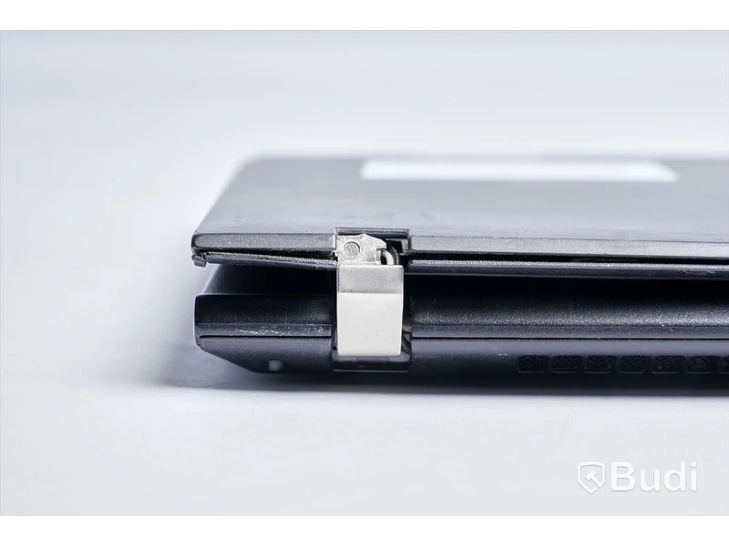 Bärbar dator – Lenovo E 31-70, inkl. laddare, rensad, inget OS, skadad skräm