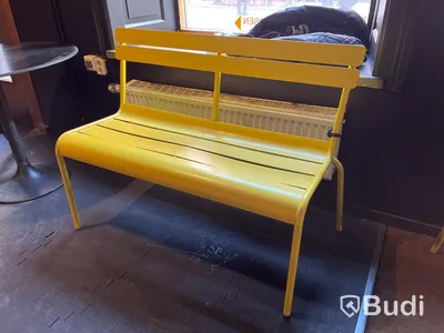 Gul soffa i plåt - fermbob ca mått: 110 cm