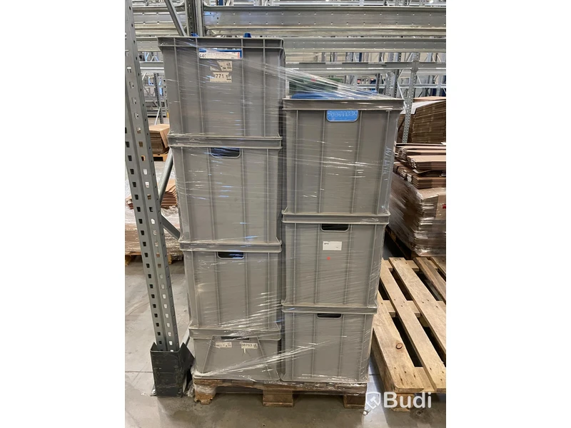 2 pall med ca 28 plastlådor