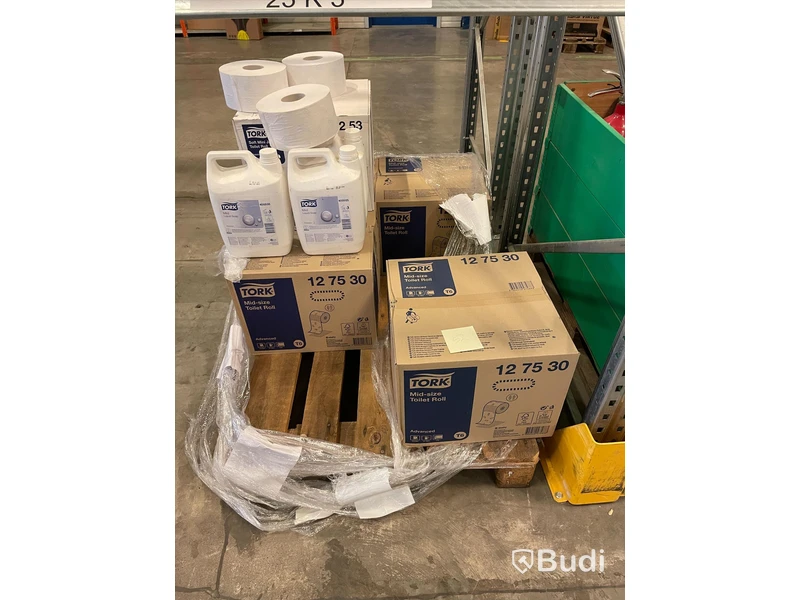 Pall med toalettpapper och tvål från TORK