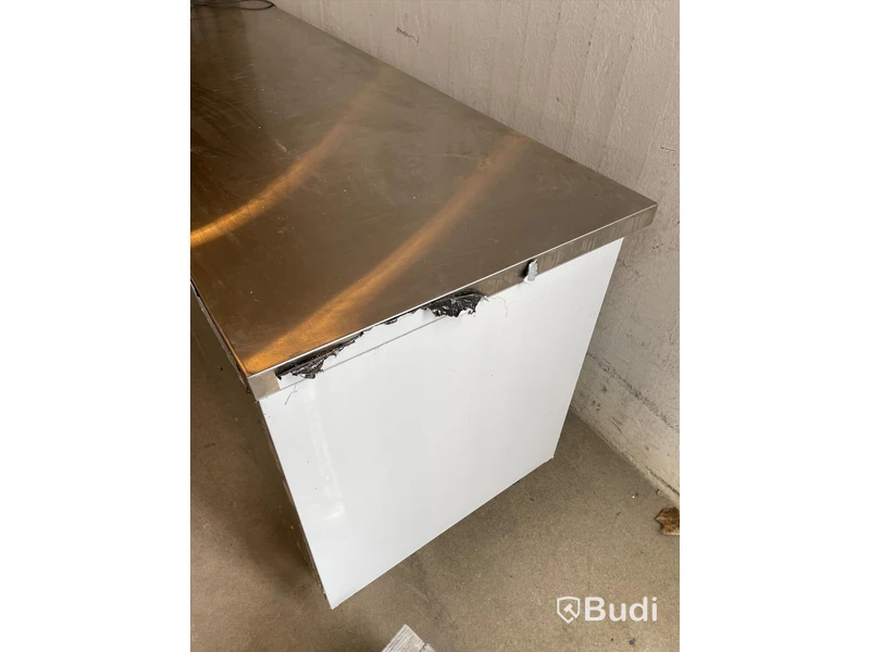 Rostfri Kylbänk - ca mått: 223x70x85,5 cm Obs! Vit skyddsplast.