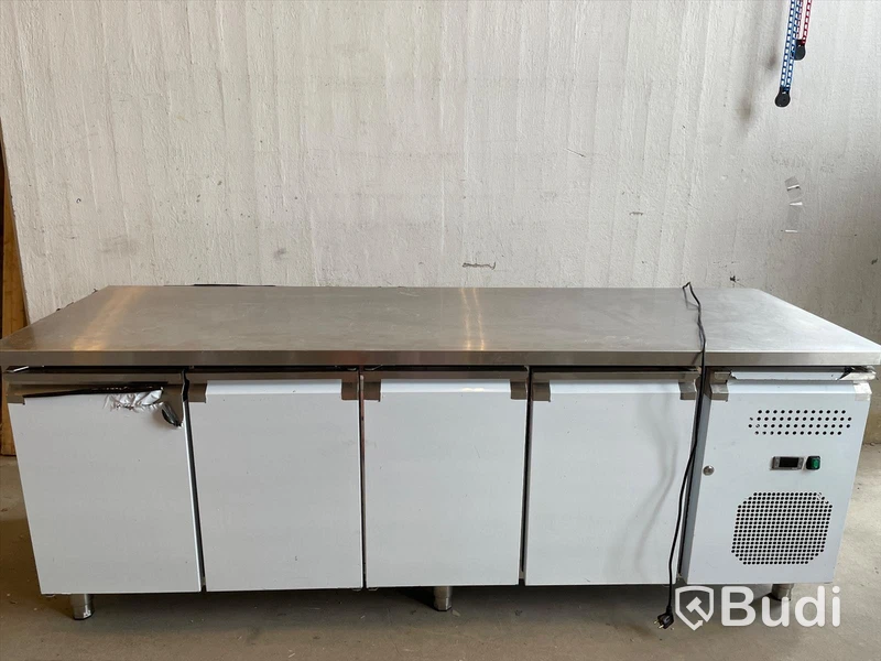 Rostfri Kylbänk - ca mått: 223x70x85,5 cm Obs! Vit skyddsplast.