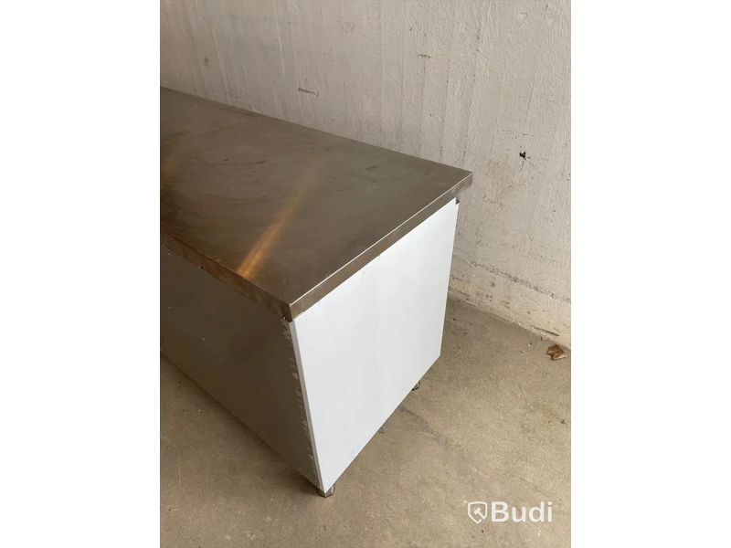 Rostfri kylbänk - ca mått: 223x70x85,5 cm Obs! Vit skyddsplast