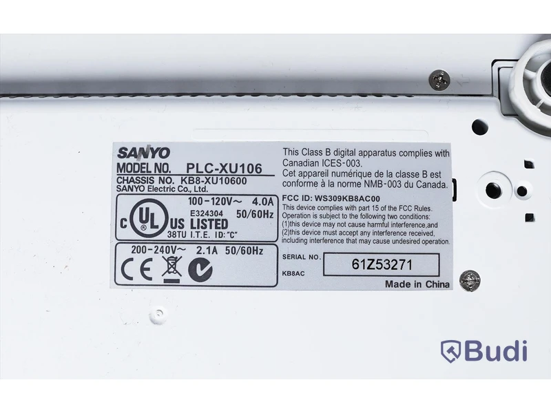 Projektor i väska - Sanyo XGA Projector PLC-XU106, OBS! osäker funktion, fjärrkontroll saknas