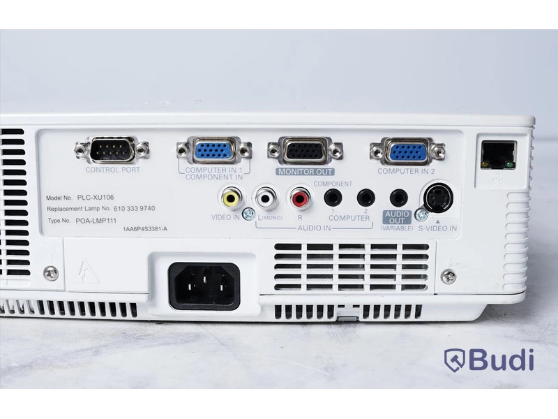 Projektor i väska - Sanyo XGA Projector PLC-XU106, OBS! osäker funktion, fjärrkontroll saknas