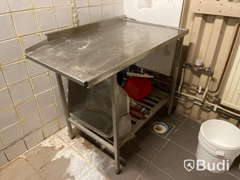 2 st Rostfria in- och utmatningsbänkar
