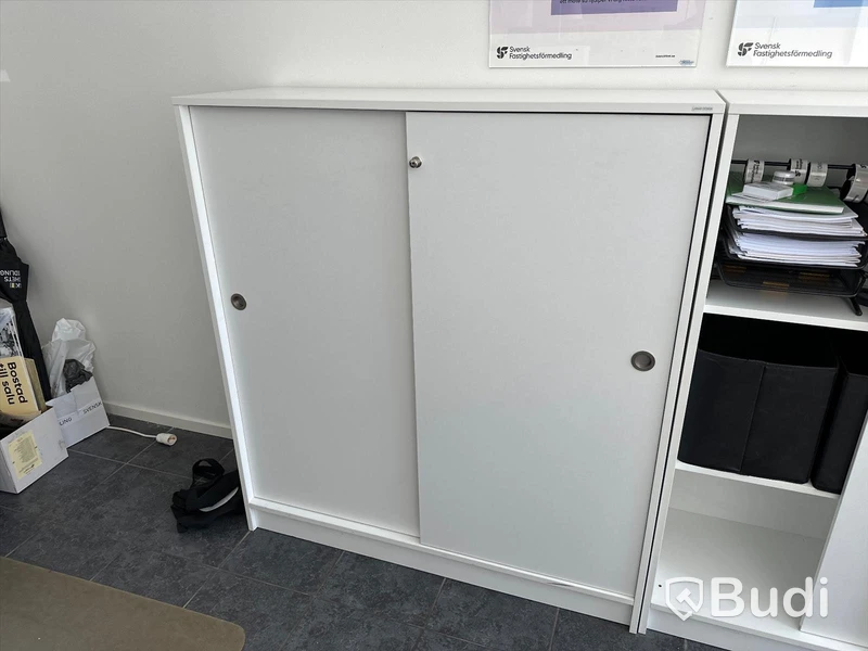 Förvaringsmöbel med skjutdörrar, LANAB Design, 120 cm bredd, 40 cm djup, 132 cm höjd, Nyckel saknas, men skåpet är olåst