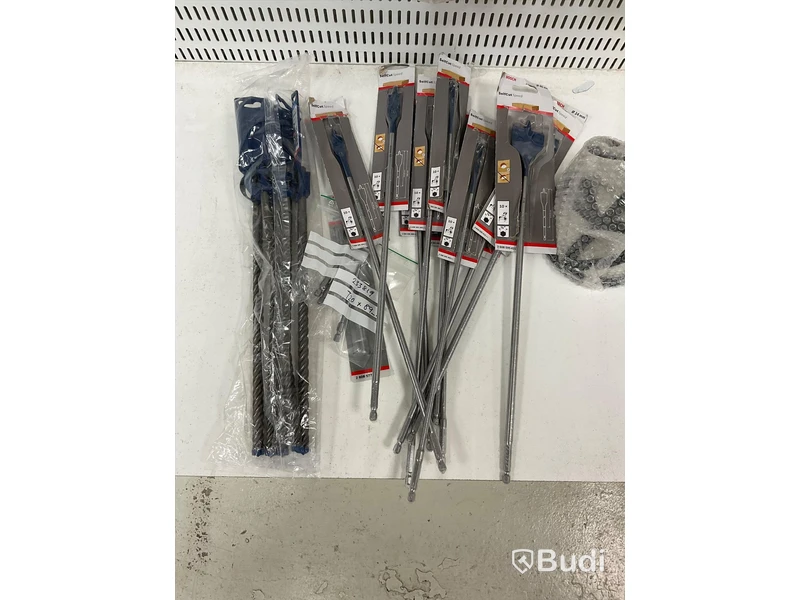 Parti med diverse borrar och dammsugartillbehör bl.a. BOSCH. Ord. pris: 24 750 kr exkl. moms