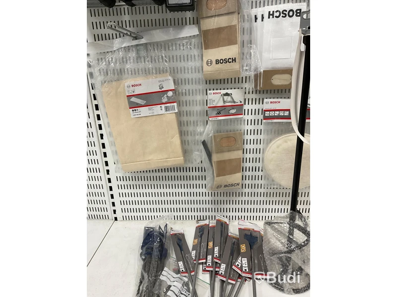 Parti med diverse borrar och dammsugartillbehör bl.a. BOSCH. Ord. pris: 24 750 kr exkl. moms