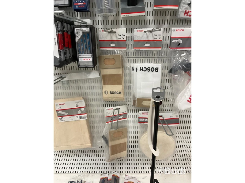 Parti med diverse borrar och dammsugartillbehör bl.a. BOSCH. Ord. pris: 24 750 kr exkl. moms