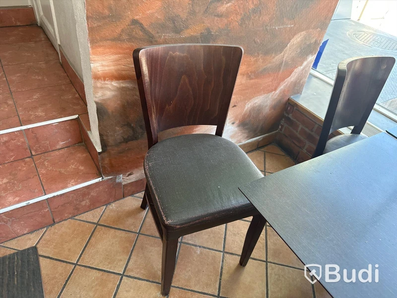 4 st stolar samt 2 st cafébord