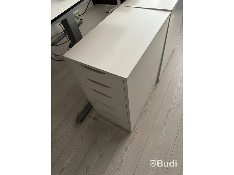 Komplett kontor för 4 personer. Designmöbler, IT, inredning m.m.