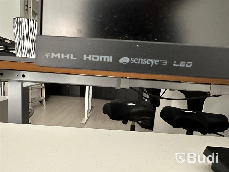 Komplett kontor för 4 personer. Designmöbler, IT, inredning m.m.