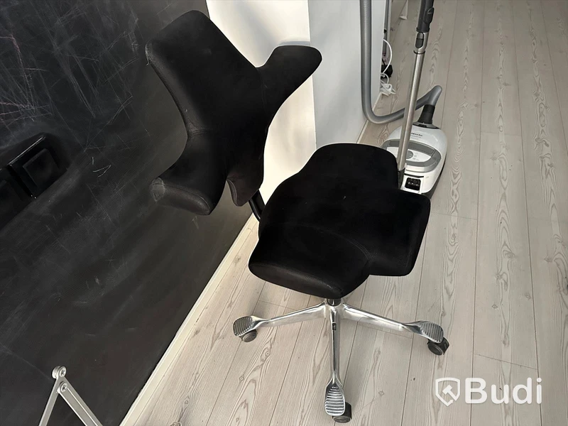 Komplett kontor för 4 personer. Designmöbler, IT, inredning m.m.