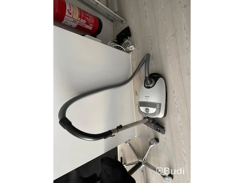 Komplett kontor för 4 personer. Designmöbler, IT, inredning m.m.
