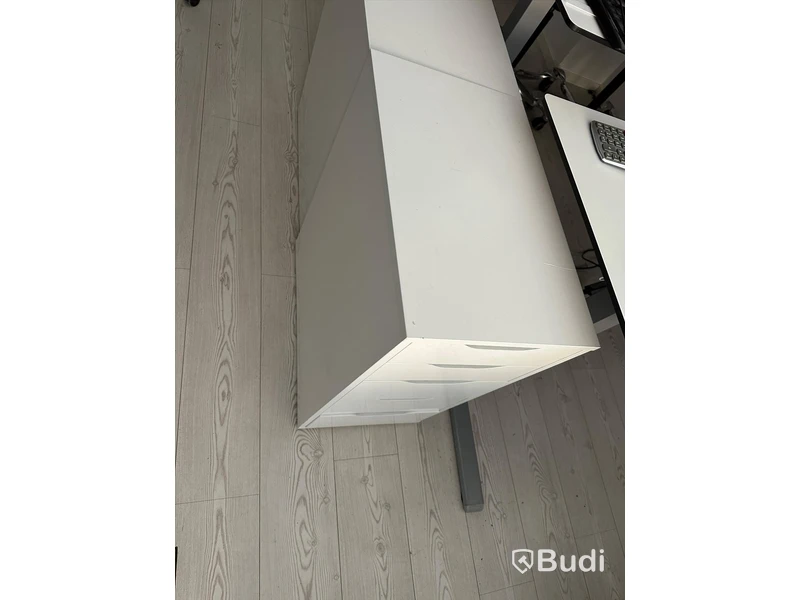 Komplett kontor för 4 personer. Designmöbler, IT, inredning m.m.