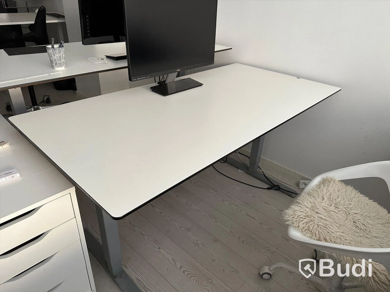 Komplett kontor för 4 personer. Designmöbler, IT, inredning m.m.