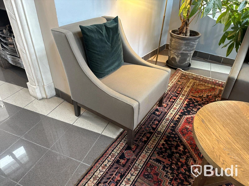 2st fåtöljer samt runt bord