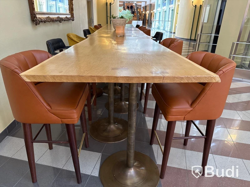 Stort Community Table med 13 st barstolar  i olika modeller.
