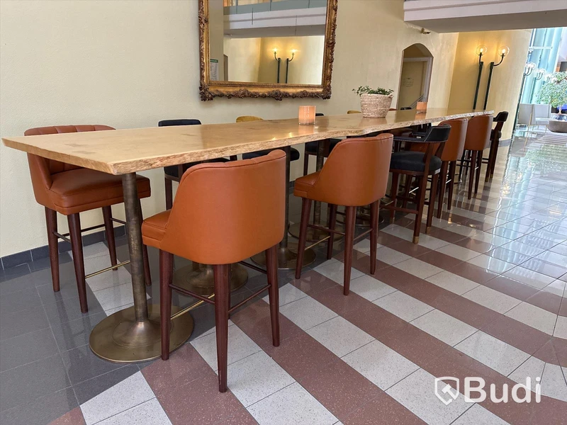 Stort Community Table med 13 st barstolar  i olika modeller.