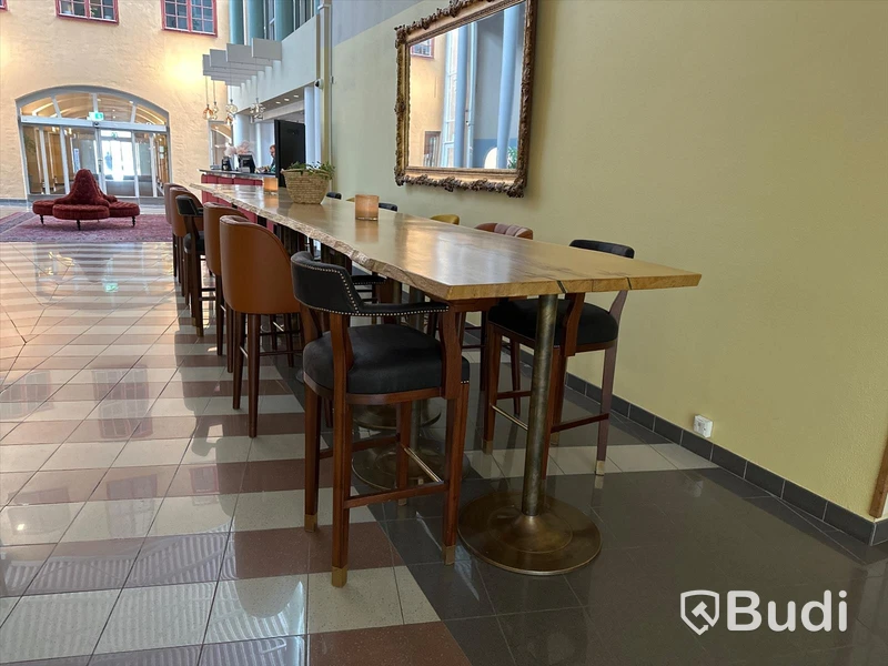 Stort Community Table med 13 st barstolar  i olika modeller.