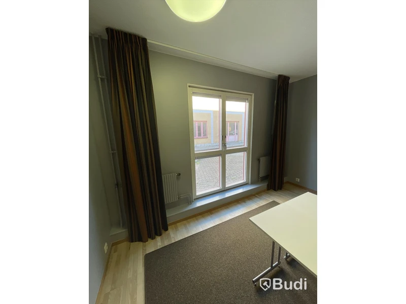 4st bord, Väggmonterad Philips TV 50 tum, matta