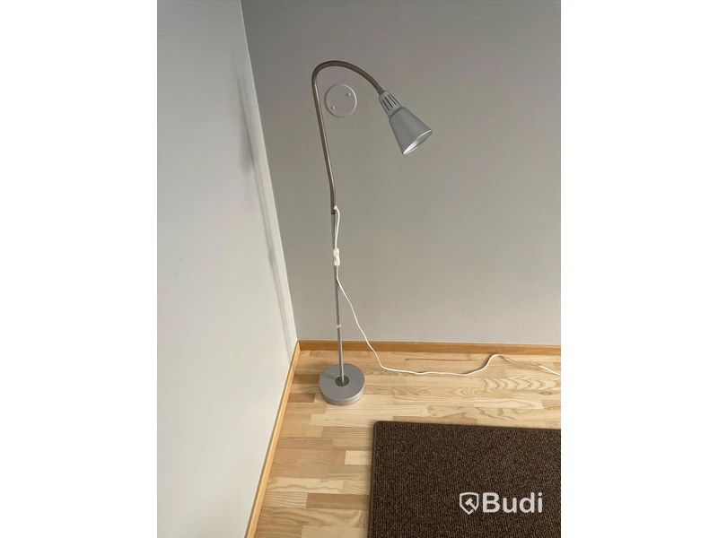 4st bord, Väggmonterad Philips TV 50 tum, matta