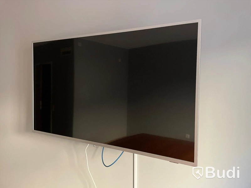 Konferensbord ink 2st karmstolar i trä och skinn, Väggmonterad Philips TV 50 tum, Matta, Gardiner