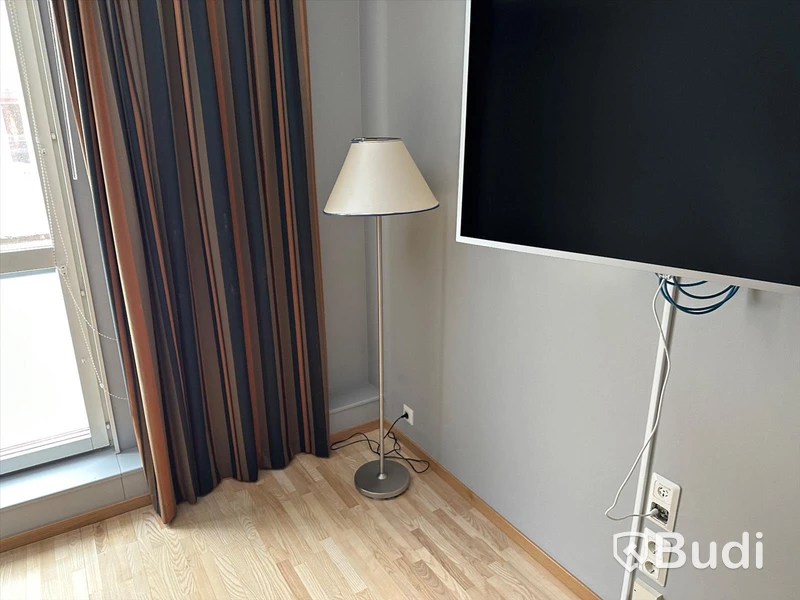 Konferensbord, väggmonterad Philips TV 50 tum, golvlampa, gardin