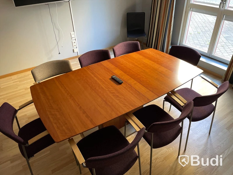 Konferensbord, 8st stolar efg, stol i skinn och metall BoConcept, papperskorg brabantia, Philips TV 50 tum, Golvlampa, Gardiner