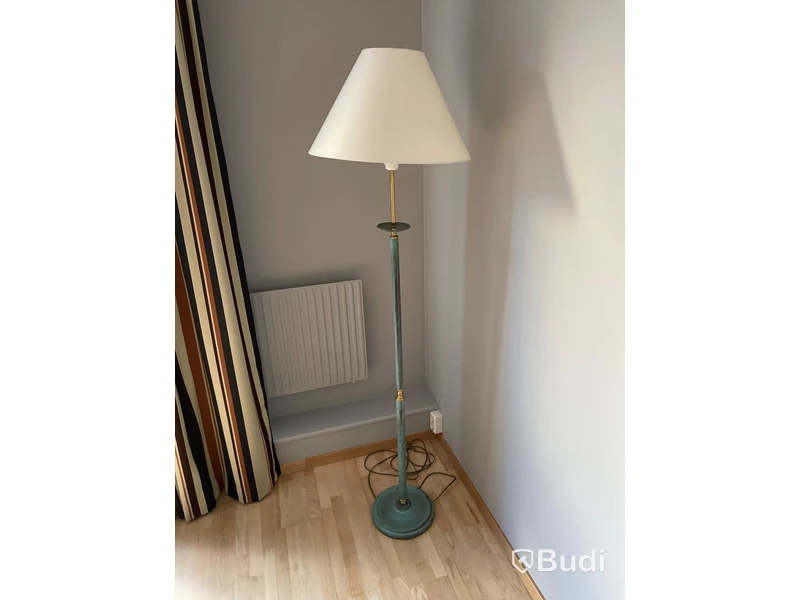 Konferensbord, 8st stolar efg, stol i skinn och metall BoConcept, papperskorg brabantia, Philips TV 50 tum, Golvlampa, Gardiner