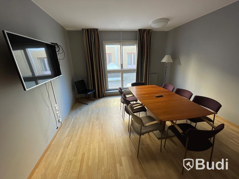 Konferensbord, 8st stolar efg, stol i skinn och metall BoConcept, papperskorg brabantia, Philips TV 50 tum, Golvlampa, Gardiner
