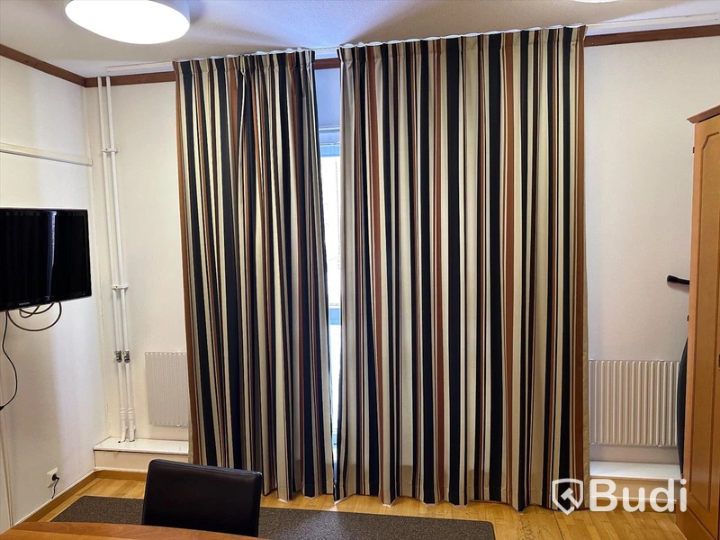 9st skinnstolar BoConcept, konferensbord, whiteboard, matta, garderob, vägghängd Samsung TV 32 tum, gardiner